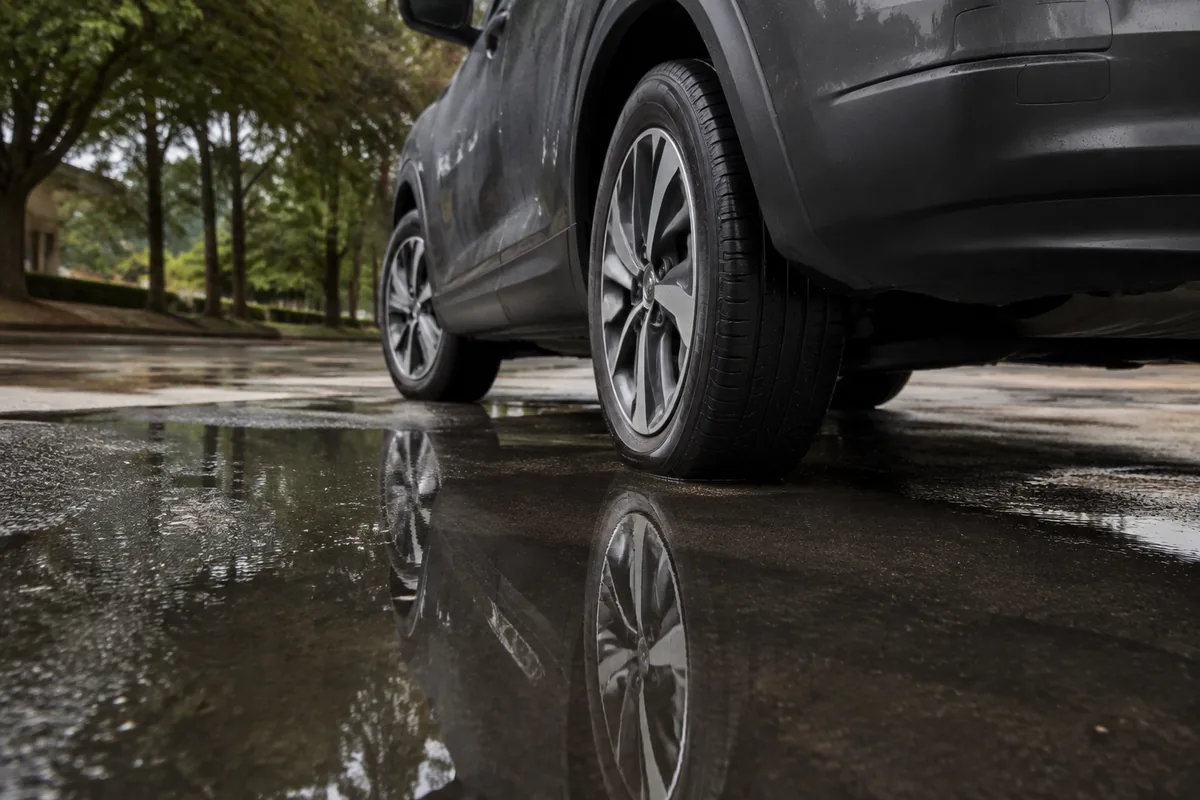 Illustration: A stationary vehicle on wet pavement illustrates ordinary rainy-weather conditions.